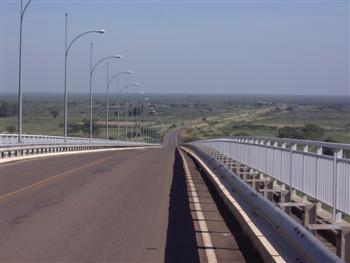 Brug over de Rio Parana, richting El Chaco